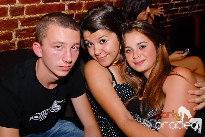 Dans şi distracţie în Club Escape, 