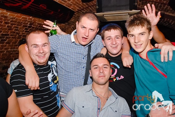 Dans şi distracţie în Club Escape, 