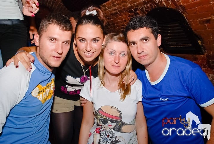 Dans şi distracţie în Club Escape, 