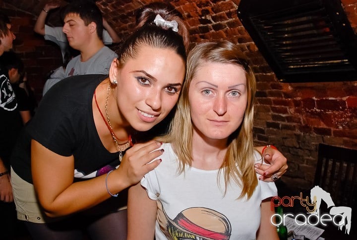 Dans şi distracţie în Club Escape, 