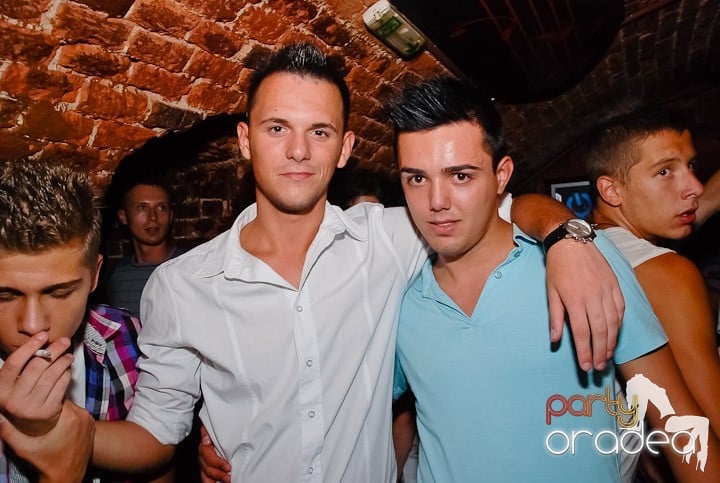 Dans şi distracţie în Club Escape, 