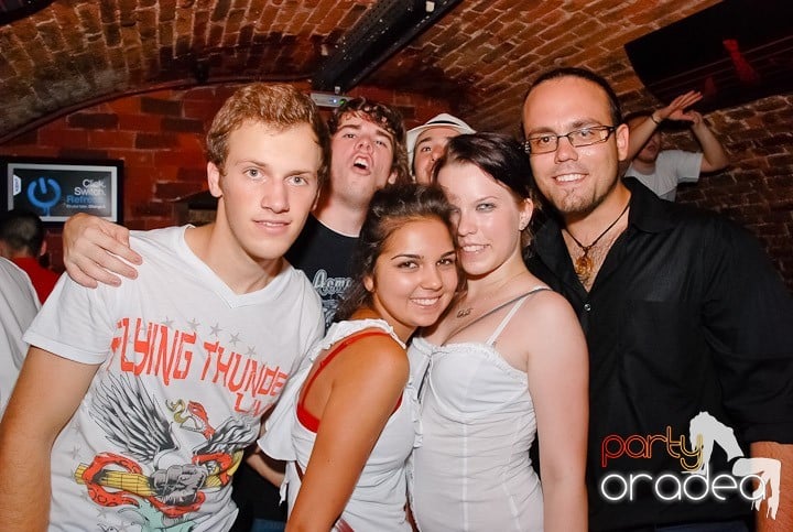 Dans şi distracţie în Club Escape, 