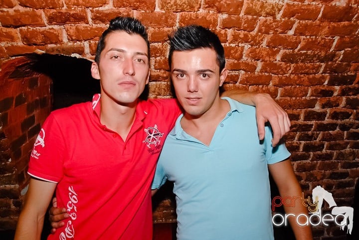 Dans şi distracţie în Club Escape, 