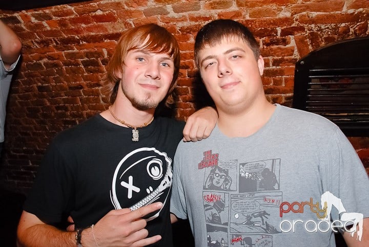 Dans şi distracţie în Club Escape, 