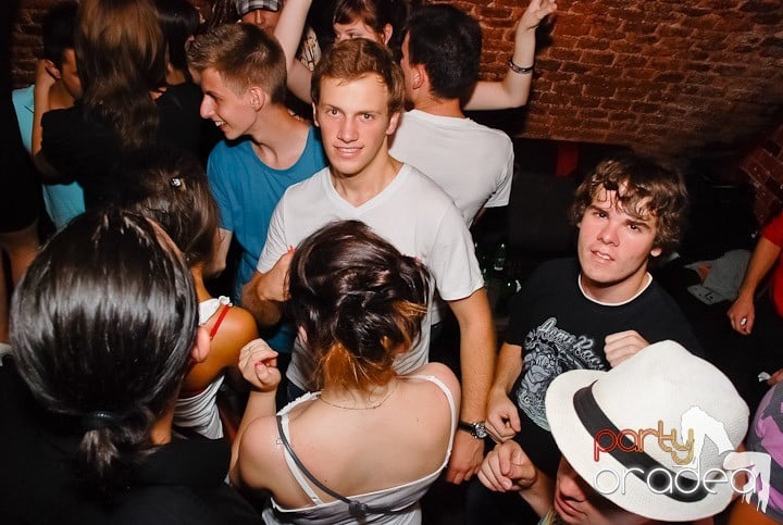 Dans şi distracţie în Club Escape, 