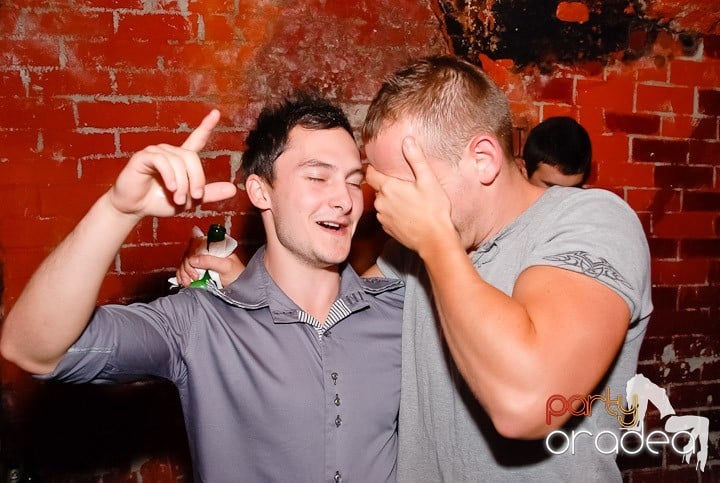 Dans şi distracţie în Club Escape, 