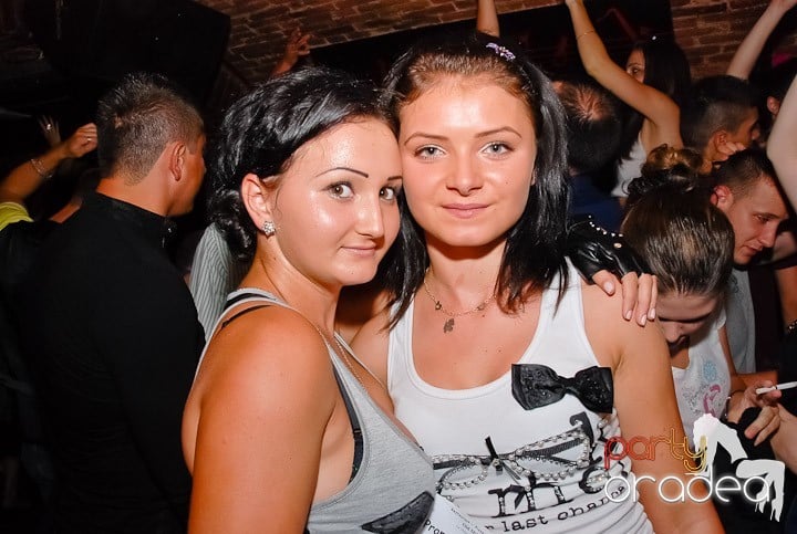 Dans şi distracţie în Club Escape, 