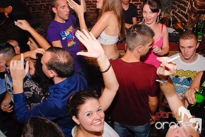 Dans şi distracţie în Club Escape, 