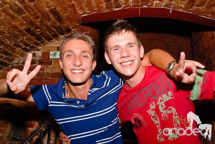 Dans şi distracţie în Club Escape, 