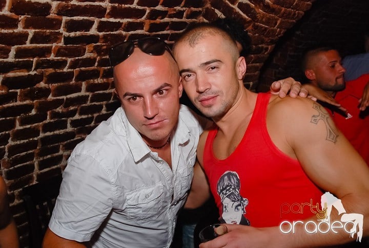 Dans şi distracţie în Club Escape, 