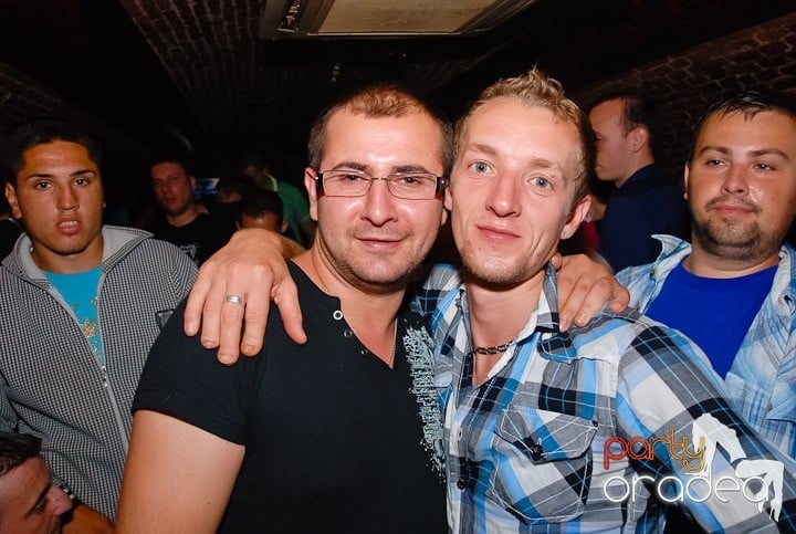 Dans şi distracţie în Club Escape, 