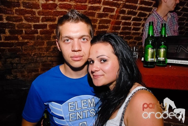 Dans şi distracţie în Club Escape, 