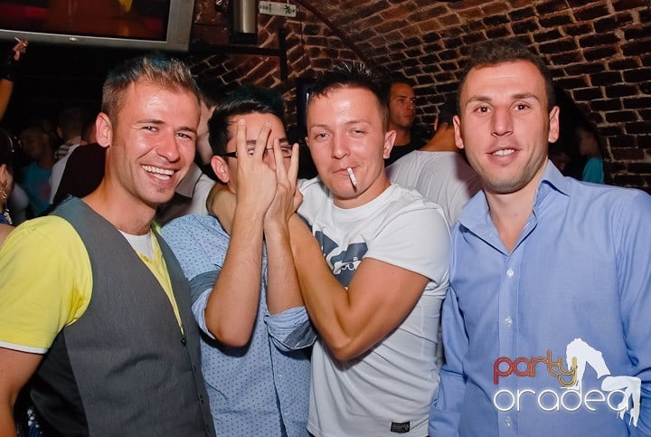 Dans şi distracţie în Club Escape, 