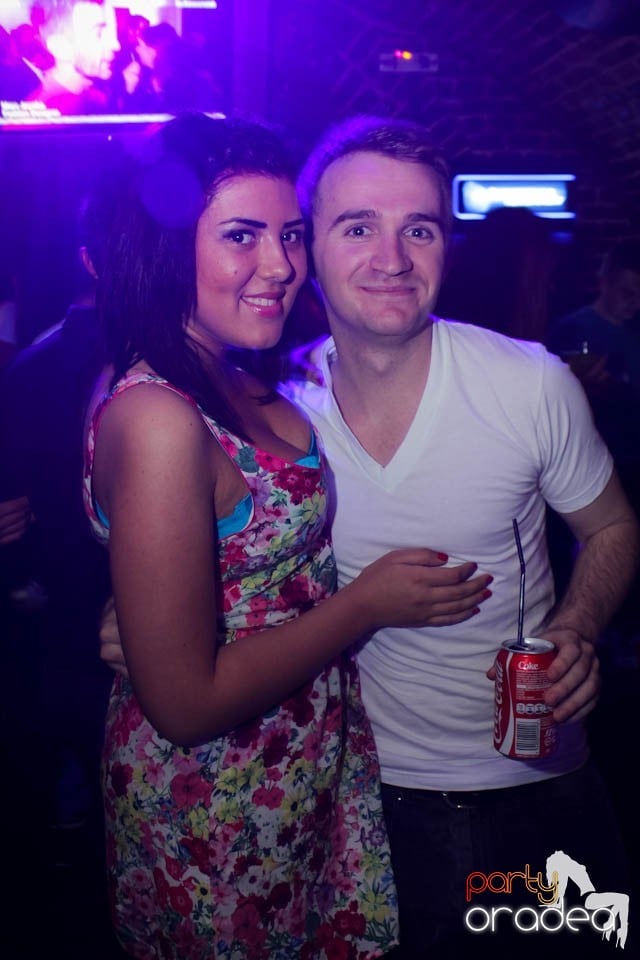 Dans şi distracţie în Club Escape, 