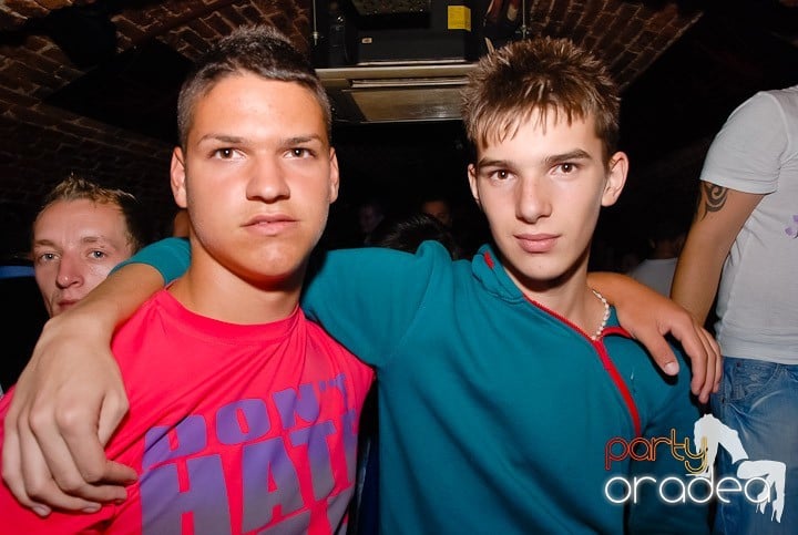 Dans şi distracţie în Club Escape, 