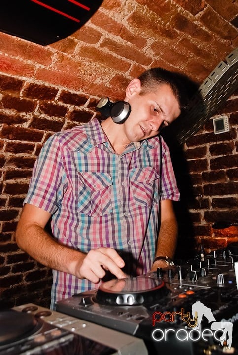 Dans şi distracţie în Club Escape, 