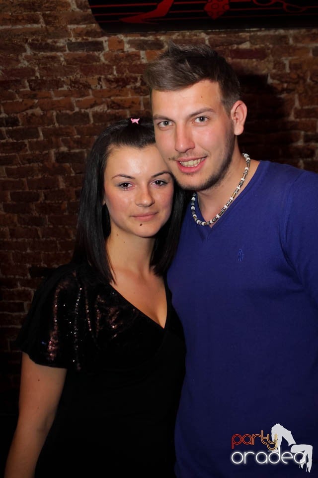 Dans şi distracţie în Club Escape, 