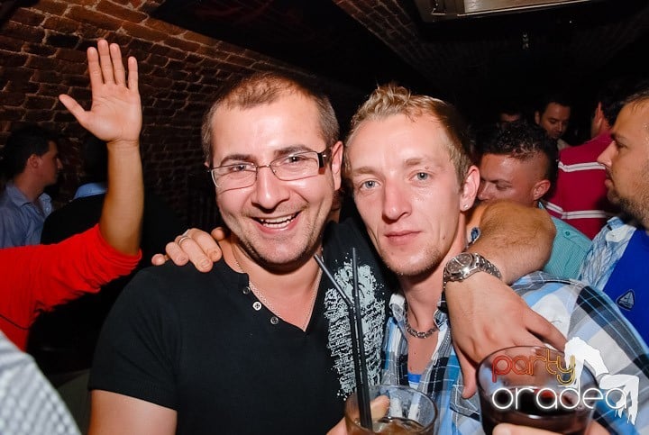 Dans şi distracţie în Club Escape, 