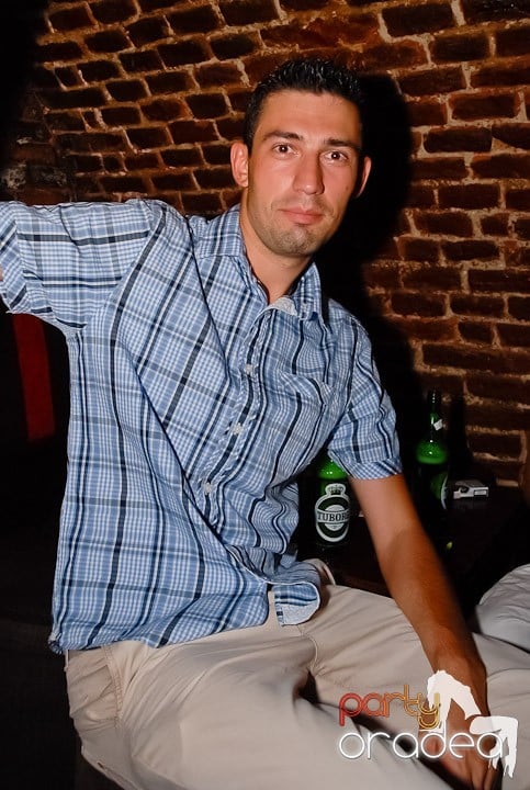 Dans şi distracţie în Club Escape, 