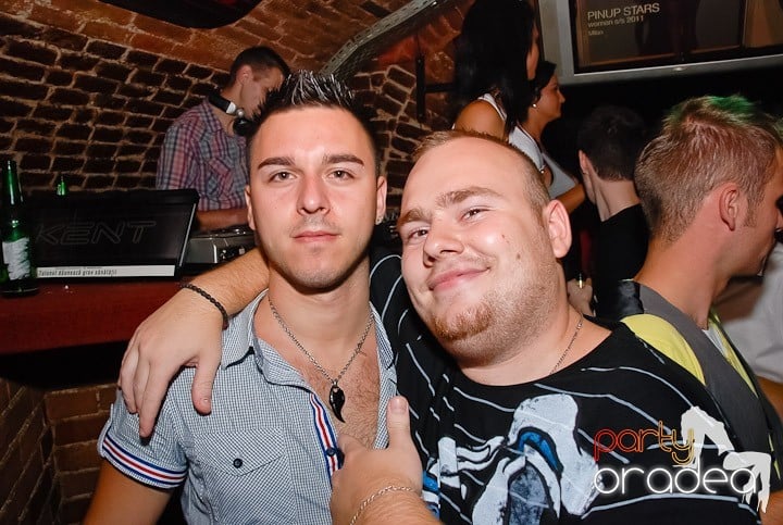 Dans şi distracţie în Club Escape, 