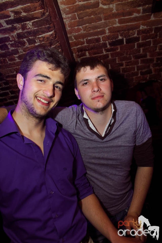 Dans şi distracţie în Club Escape, 