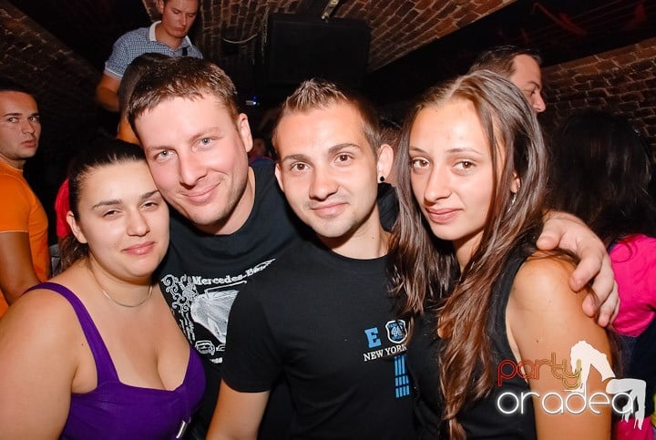 Dans şi distracţie în Club Escape, 