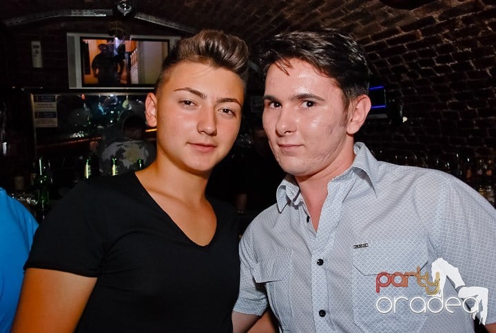 Dans şi distracţie în Club Escape, 