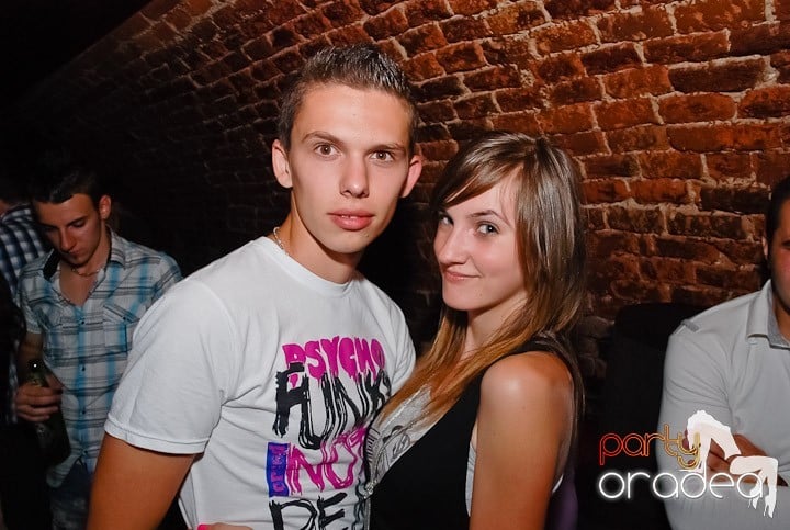 Dans şi distracţie în Club Escape, 