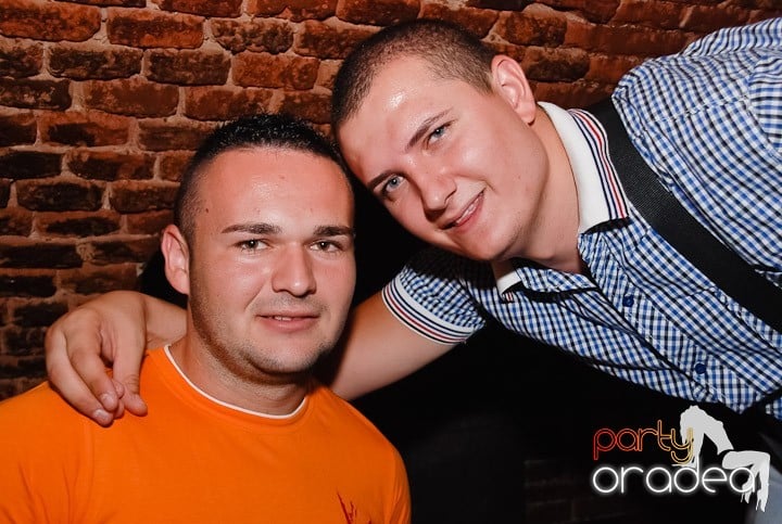 Dans şi distracţie în Club Escape, 