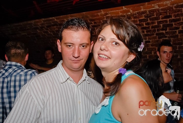 Dans şi distracţie în Club Escape, 