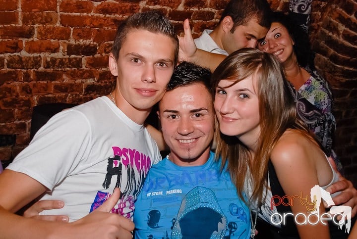 Dans şi distracţie în Club Escape, 