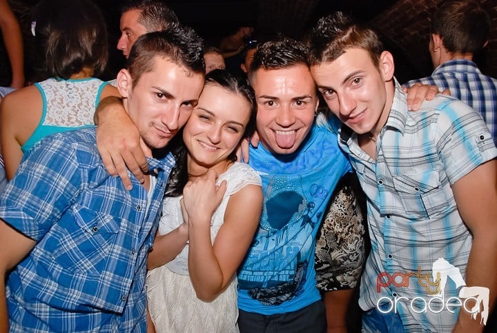 Dans şi distracţie în Club Escape, 