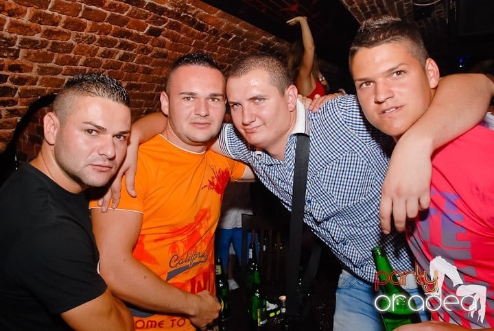 Dans şi distracţie în Club Escape, 