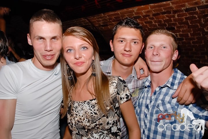 Dans şi distracţie în Club Escape, 