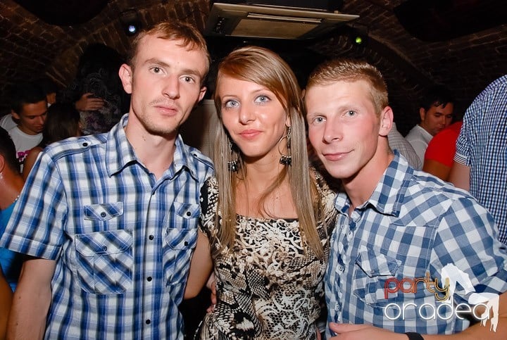 Dans şi distracţie în Club Escape, 