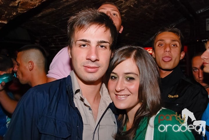 Dans şi distracţie în Club Escape, 