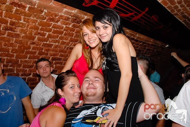 Dans şi distracţie în Club Escape, 