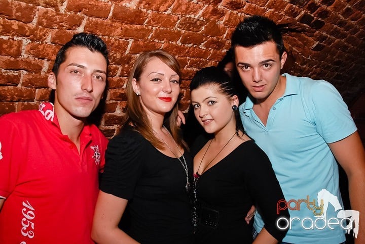 Dans şi distracţie în Club Escape, 