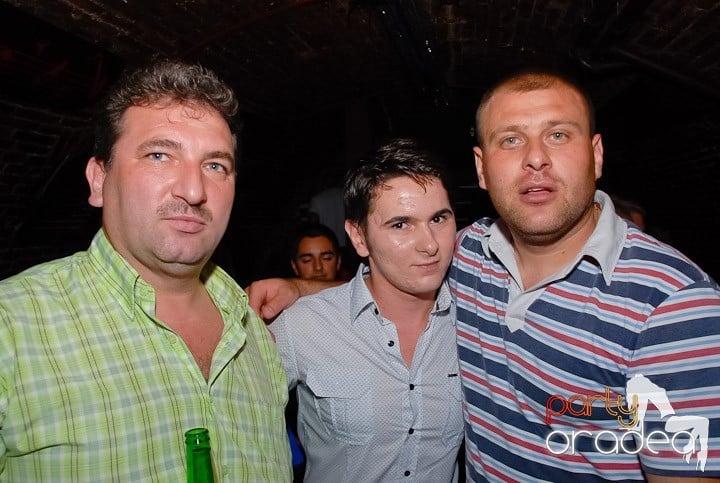 Dans şi distracţie în Club Escape, 