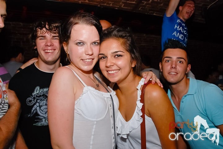 Dans şi distracţie în Club Escape, 