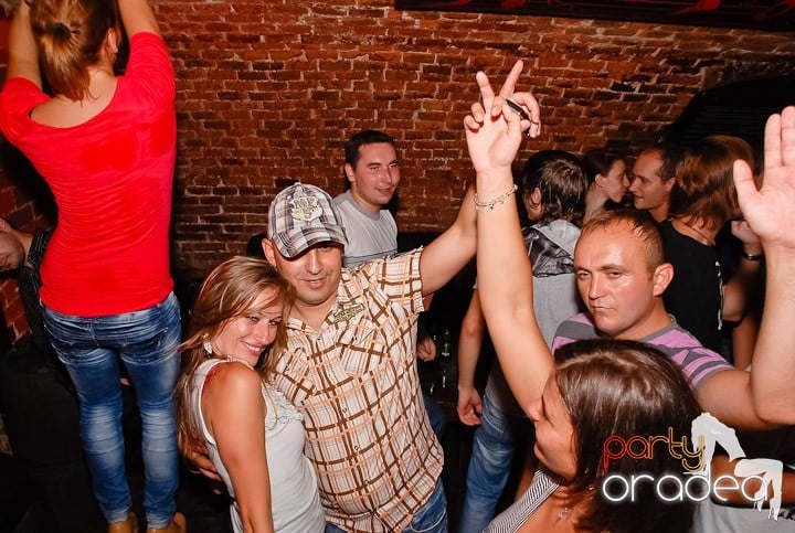 Dans şi distracţie în Club Escape, 