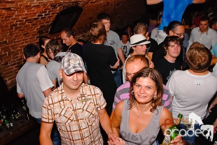 Dans şi distracţie în Club Escape, 