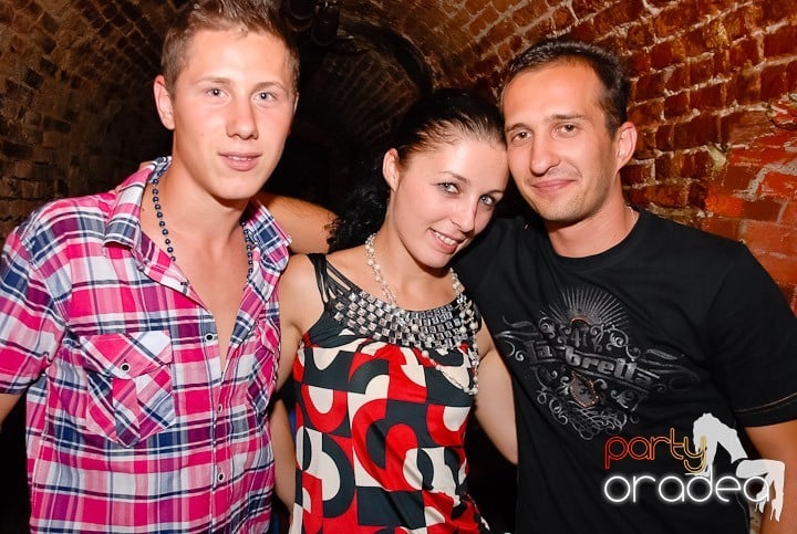 Dans şi distracţie în Club Escape, 