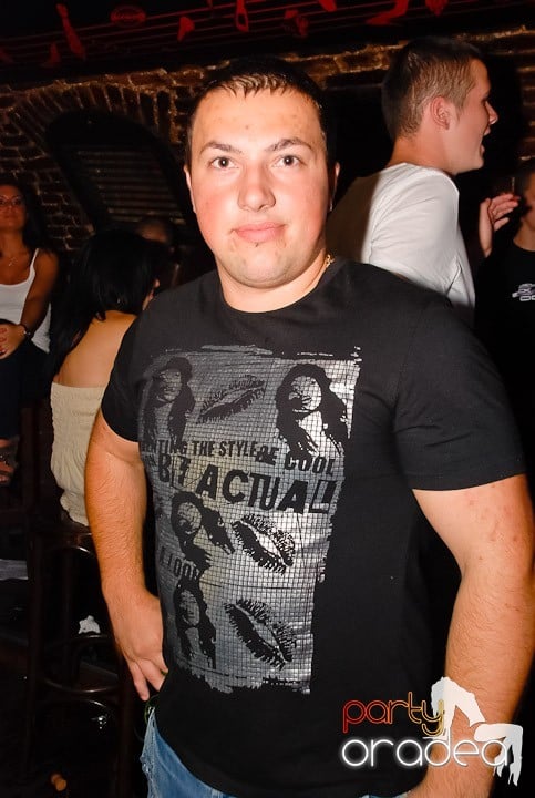 Dans şi distracţie în Club Escape, 