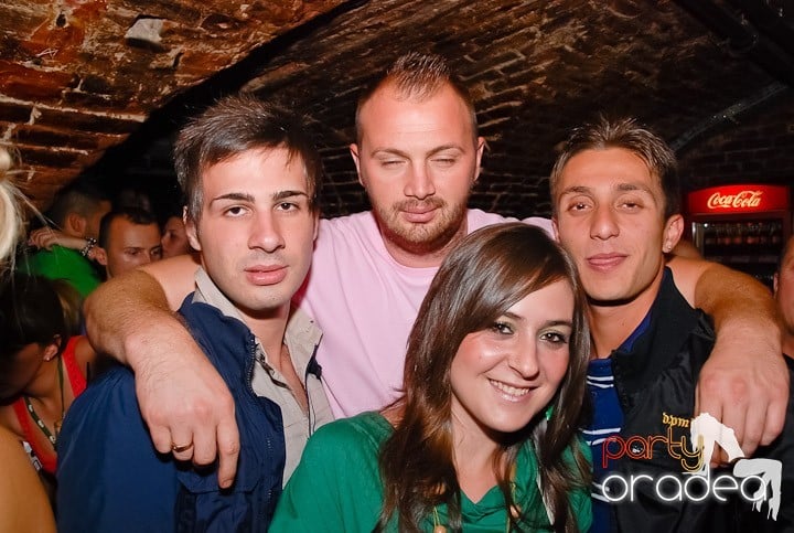 Dans şi distracţie în Club Escape, 