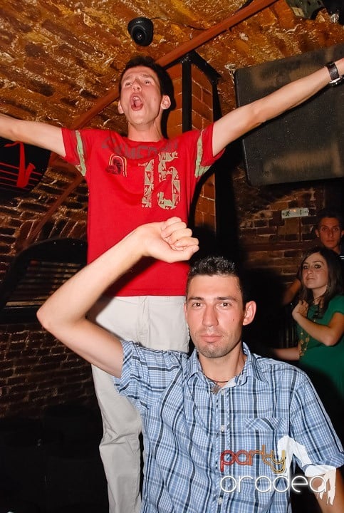 Dans şi distracţie în Club Escape, 