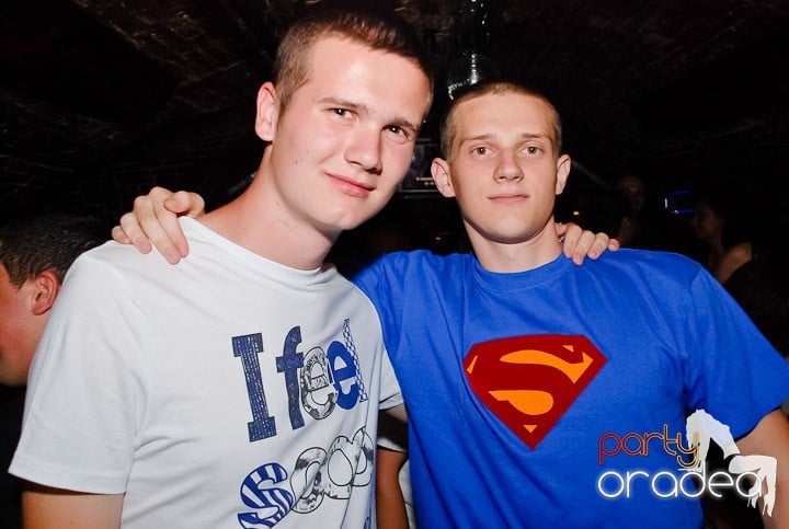 Dans şi distracţie în Club Escape, 