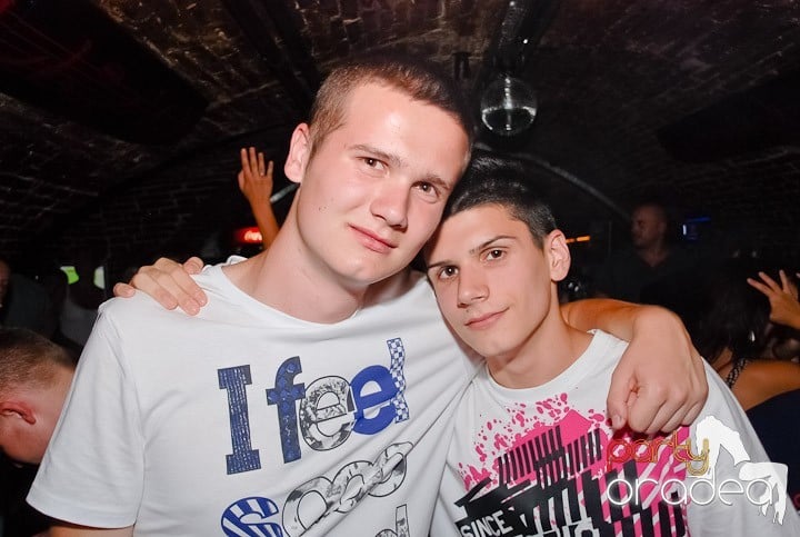 Dans şi distracţie în Club Escape, 