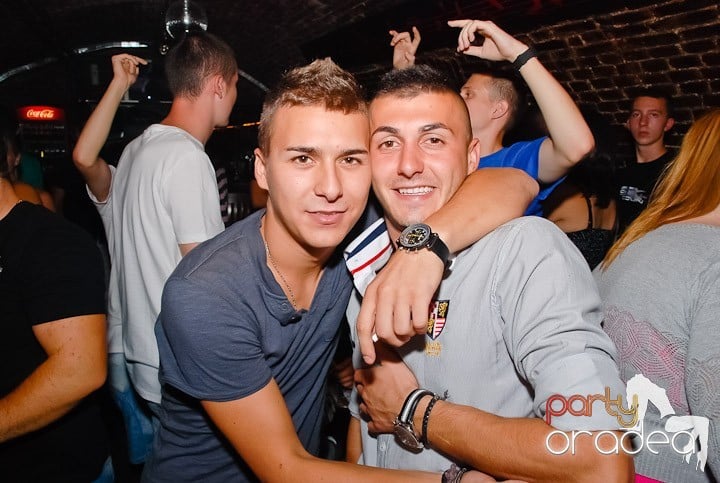 Dans şi distracţie în Club Escape, 