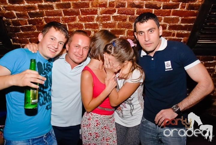 Dans şi distracţie în Club Escape, 